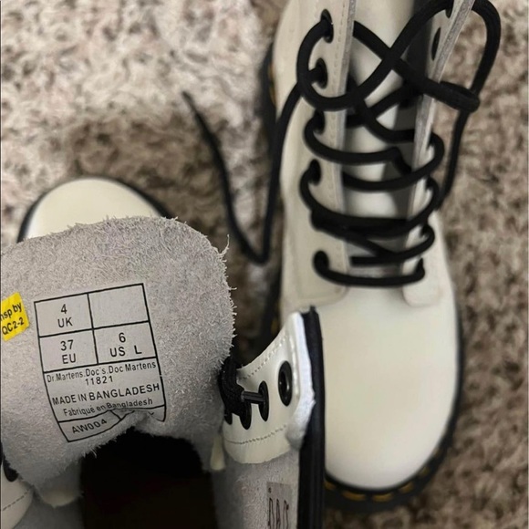 White Docs. Worn twice and size 6 - Picture 3 of 3